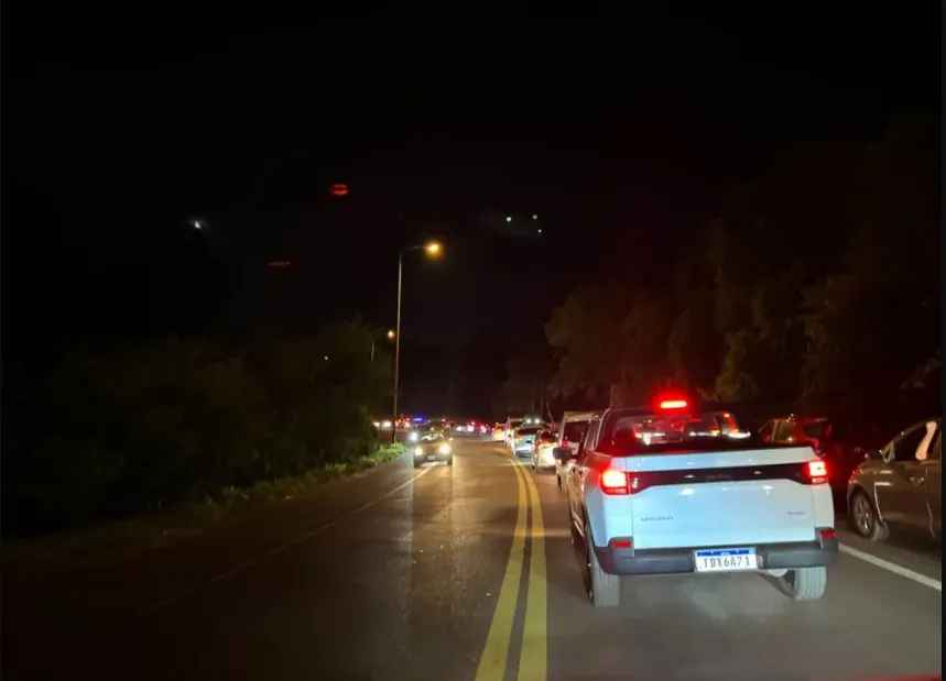 Filas de hasta 4 horas para salir del país por el puente Tancredo Neves