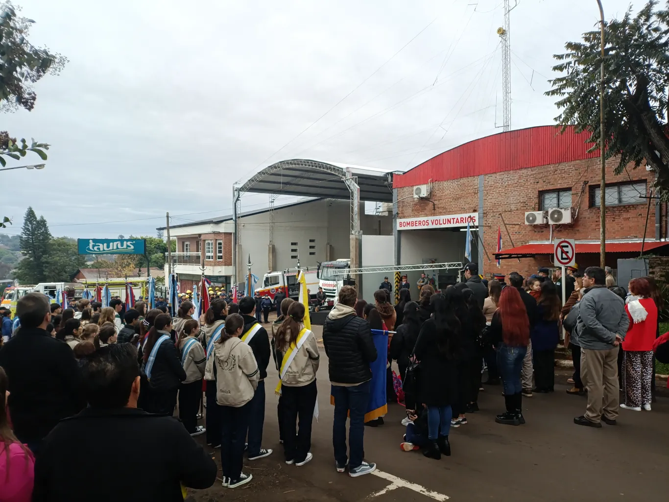 Alem homenajeó a los bomberos en su día