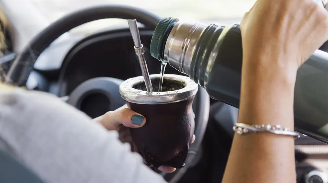 Las dos provincias que aplican multas costosas por tomar mate mientras manejás